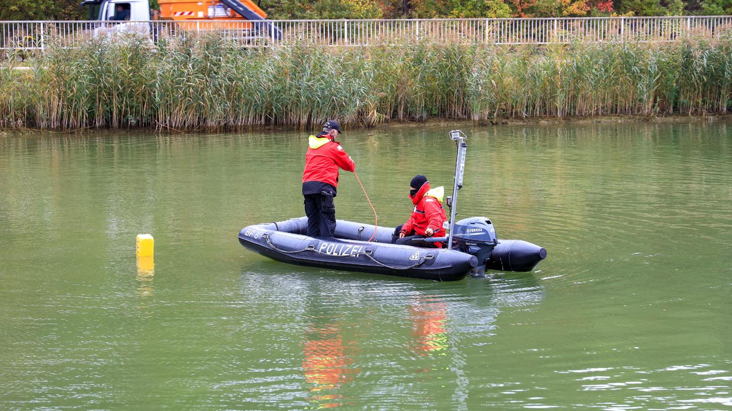 Taucher beim Suchen nach der Tatwaffe im Erlanger Europakanal.