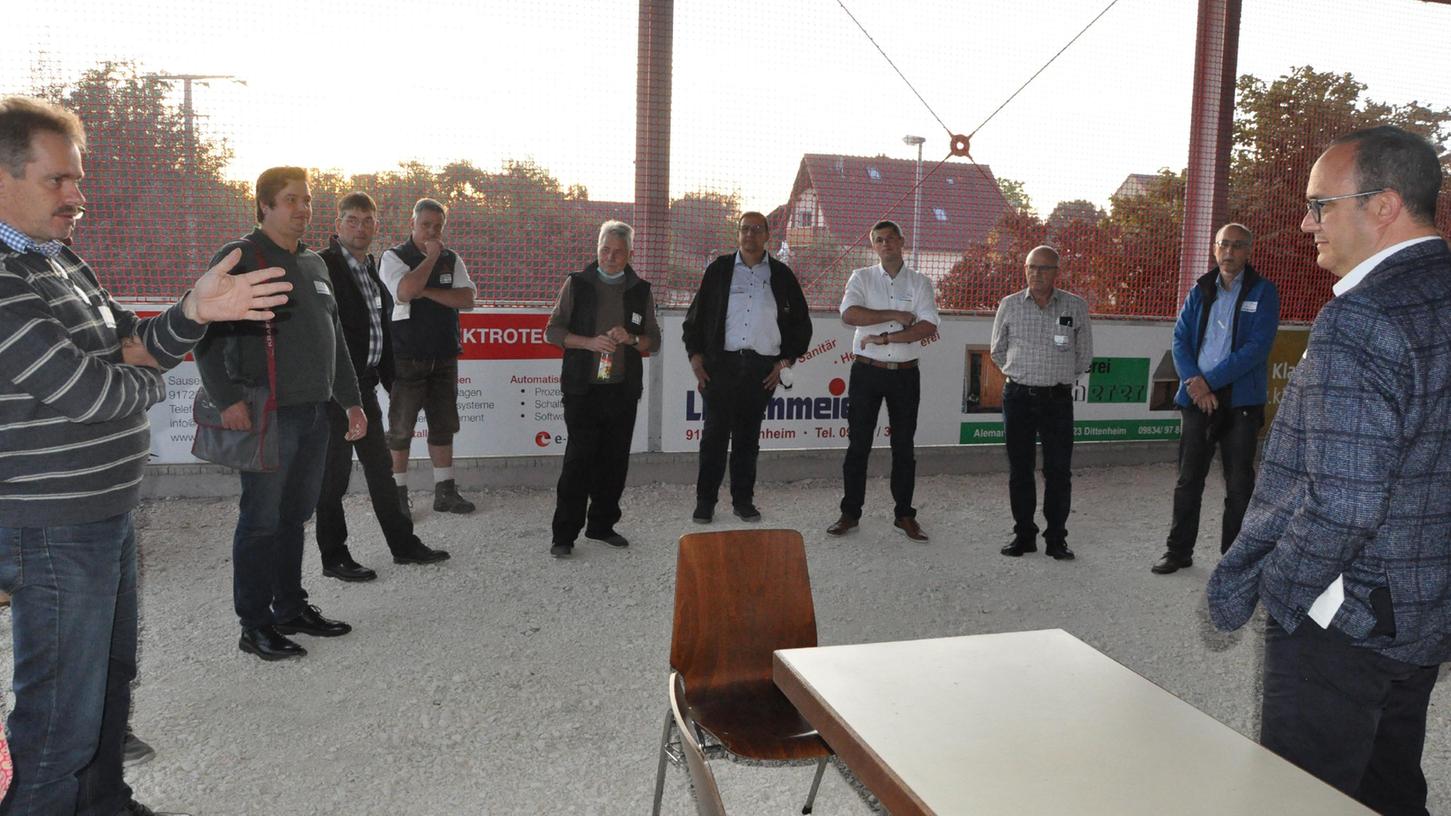 In neun Arbeitsgruppen wurden die Themen des Regionalentwicklungsprozesses diskutiert. Hier tauscht sich die Arbeitsgruppe Landwirtschaft mit Landrat Manuel Westphal aus.
In neun Arbeitsgruppen wurden die Themen des Regionalentwicklungsprozesses diskutiert. Hier tauscht sich die Arbeitsgruppe Landwirtschaft mit Landrat Manuel Westphal aus.