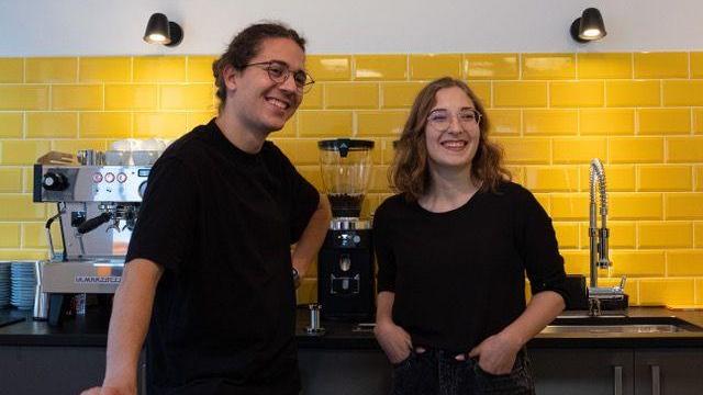 Im Yellow Tile Coffee Project in Nürnberg wollen Jonas Bouknana und Alina Schlabritz ihren Gästen hochwertigen Kaffee in einer freundlichen Atmosphäre servieren.
Im Yellow Tile Coffee Project in Nürnberg wollen Jonas Bouknana und Alina Schlabritz ihren Gästen hochwertigen Kaffee in einer freundlichen Atmosphäre servieren.