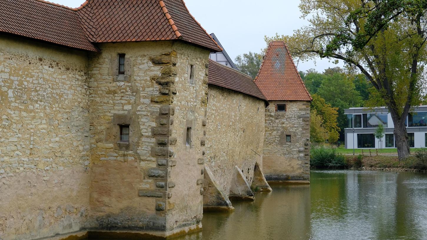 Die Seeweihermauer hat ein statisch es Problem, zumindest zwischen den Türmen mit den Hausnummer 35 und 37. Die Ausbauchung und Neigung der Mauer ist deutlich zu sehen, etwa in der Bildmitte ist die nach unten gekippte Metallstange zu erkennen, die zur Winkelmessung dient.