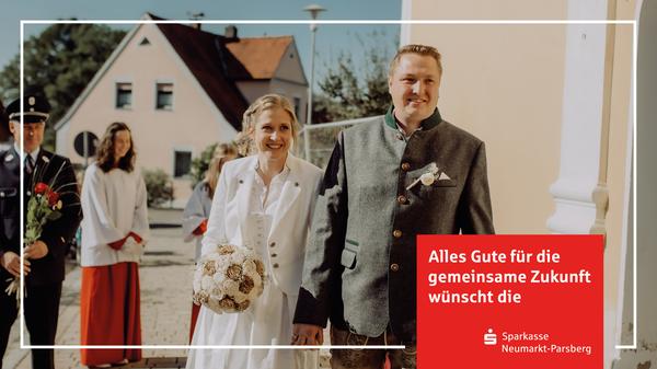 In Reichertshofen hat Stefan Großmann seine Regina (geb. Reiser aus Haslach) zum Traualtar geführt. Die Trauung hielt Pfarrer Martin Fuchs aus Berg. Für die musikalische Umrahmung sorgte die Gesangsgruppe Pröpster/Haberler. Der Elektroniker der Firma Dehn Instatec und die Arzthelferin der HNO-Klinik in Erlangen haben sich bereits vor zwölf Jahren kennen- und lieben gelernt. Nach der Trauung erwarteten die Mitglieder der FFW Reichertshofen ihren aktiven Kameraden und seine Frau am Kirchplatz mit roten Rosen und einem langen Spalier. Nach dem Ausschneiden eines Herzes, mit dem die Geschwister aufwarteten, machte das Brautpaar mit dem Feuerwehrauto eine Rundfahrt durch den Ort. Im eigenen Garten wurde ausgiebig mit Verwandten und vielen Freunden im Zelt gefeiert. Ihrem gemeinsamen Hobby, dem Besuch von Festivals und Konzerten, können die beiden hoffentlich im nächsten Jahr wieder frönen.