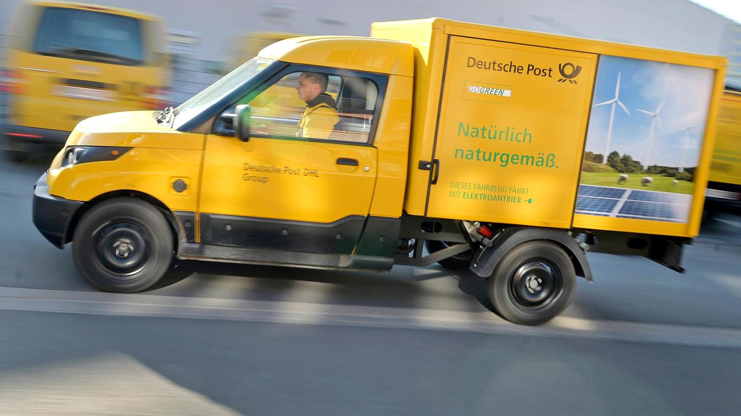 Eigentlich sollten DHL-Zusteller - hier ein Symbolbild - direkt zu den Kunden fahren. Ein Nürnberger beschwert sich, dass das bei ihm wiederholt nicht der Fall war.