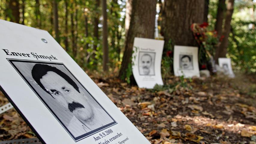 In Nürnberg wird der drei NSU-Opfer Enver Simsek, Abdurrahim Özüdogru und Ismail Yasar mit Bildern in der Nähe von Simseks Blumenstand gedacht.  