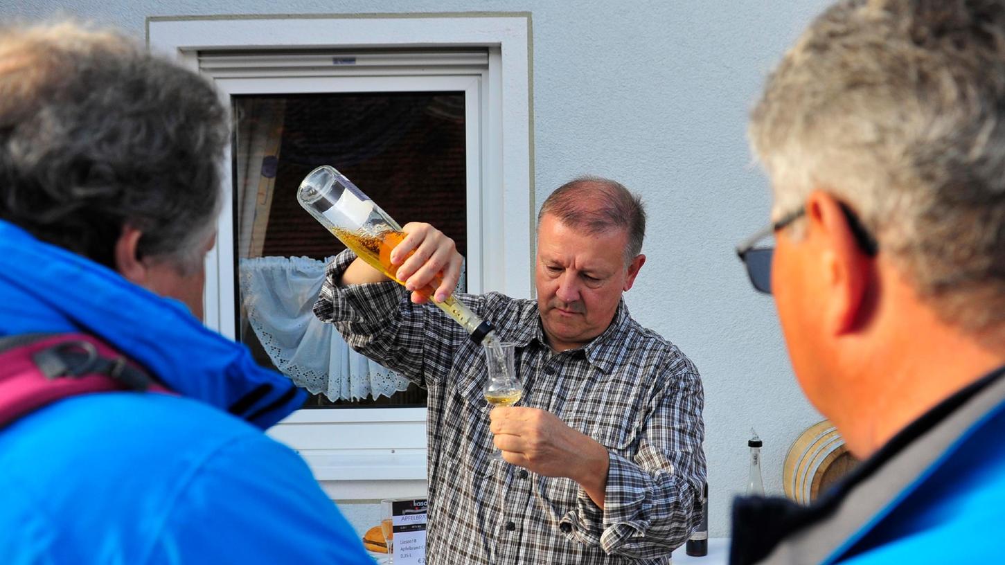 Eine Archivaufnahme vom Tag der offenen Brennereien 2018 bei der Brennerei Siebenhaar Dietzhof. Heuer sind einige kleine Hoffeste geboten.
Eine Archivaufnahme vom Tag der offenen Brennereien 2018 bei der Brennerei Siebenhaar Dietzhof. Heuer sind einige kleine Hoffeste geboten.