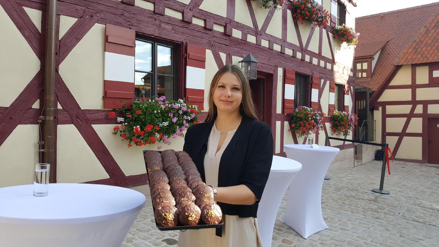  Leila Rößler vom neuen "Burg-Cafe Beer" präsentiert Burg-Lebkuchen.