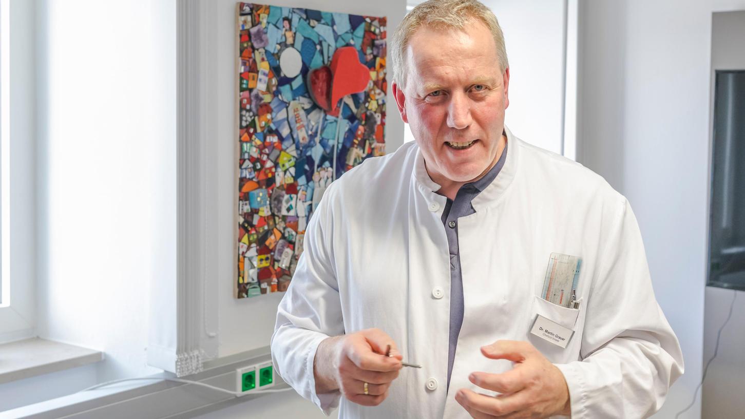 Der Ärztliche Leiter des Höchstadter Krankenhauses St. Anna, Martin Grauer, hat viele persönliche Gegenstände in seinem Amtszimmer, etwa ein buntes Mosaik, das von seinem Schwager, dem Künstler Christoph von Stein, stammt. Der Ärztliche Leiter des Höchstadter Krankenhauses St. Anna, Martin Grauer, hat viele persönliche Gegenstände in seinem Amtszimmer, etwa ein buntes Mosaik, das von seinem Schwager, dem Künstler Christoph von Stein, stammt.