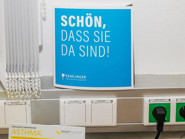 "Schön, dass Sie da sind": Klinikleiter Martin Grauer möchte seinen Patienten und ihren Angehörigen die Angst nehmen. Das Schild steht für eine besondere Willkommenskultur. 