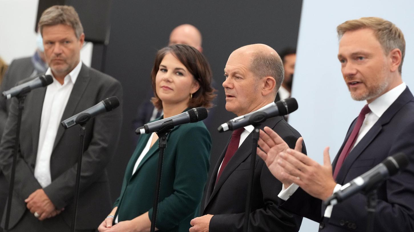 Unterhändler von SPD, Grünen und FDP haben sich für Koalitionsgespräche im Bund ausgesprochen.
Unterhändler von SPD, Grünen und FDP haben sich für Koalitionsgespräche im Bund ausgesprochen.