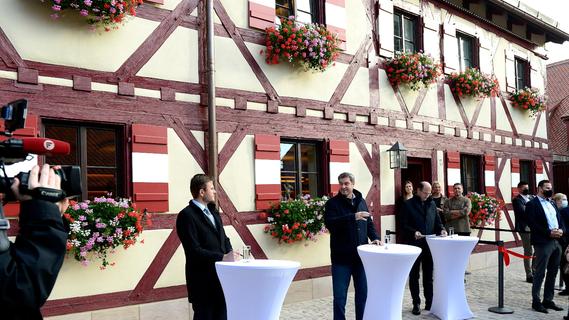 Feier mit Kuchen und Söder: Kaiserburg hat jetzt ein "Burg Café"