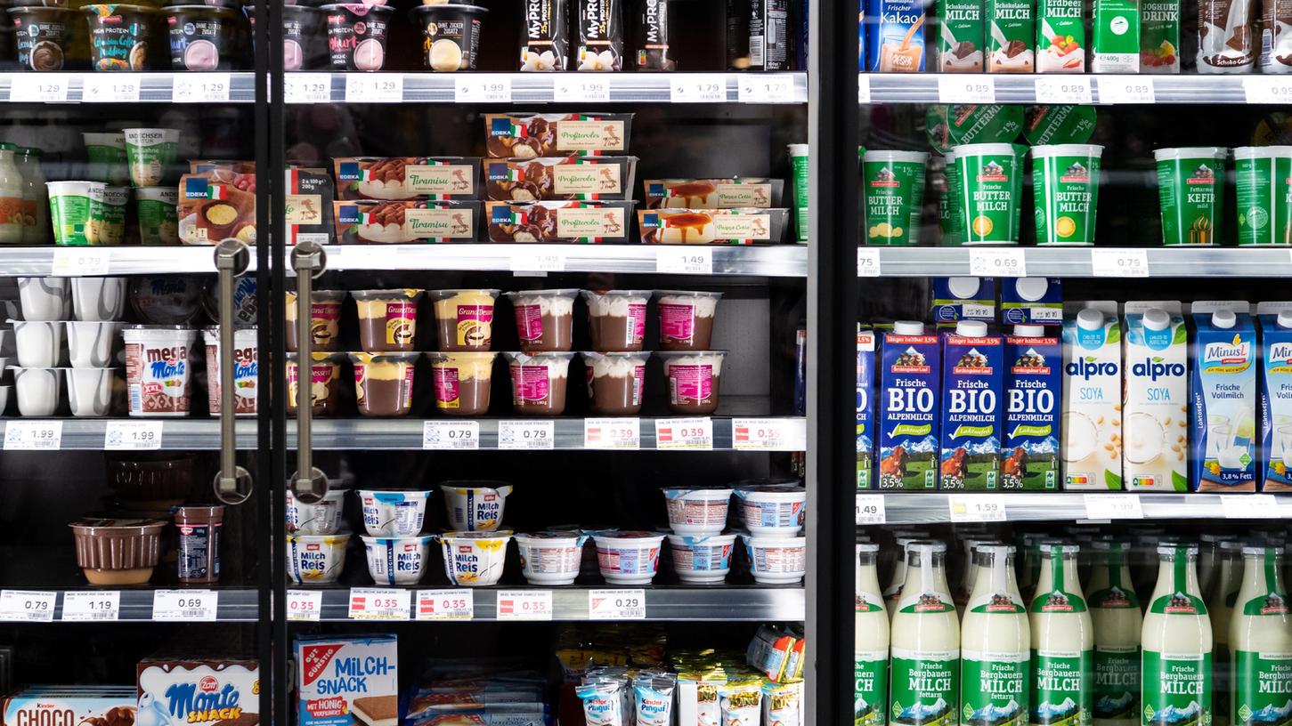 Milchprodukte von verschiedenen Herstellern stehen in einem Supermarktregal. Verbraucherschützer fordern, dass EU-weit Herkunftsangaben auf der Verpackung Pflicht werden.