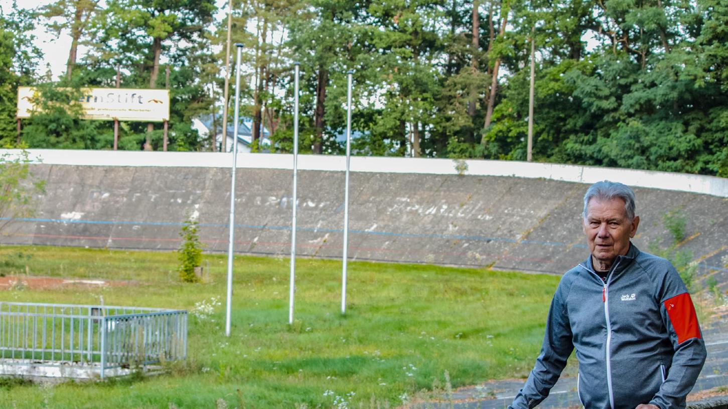 Horst Gnas, 80 Jahre alt, ehemaliger Steher-Weltmeister, auf der Radbahn Reichelsdorfer Keller
Horst Gnas, 80 Jahre alt, ehemaliger Steher-Weltmeister, auf der Radbahn Reichelsdorfer Keller
