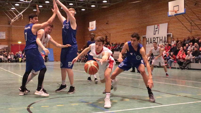 Ein Bild vom letzten Duell zwischen dem VfL und Schwabing: Damals im Dezember 2019 mussten sich die Treuchtlinger (am Ball Moritz Rettner) zu Hause geschlagen geben.