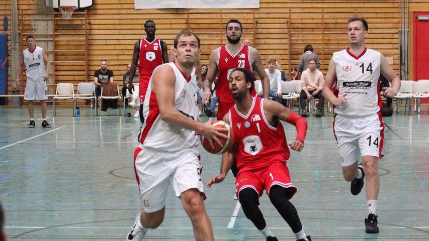 Den Korb und die neue Saison voll im Blick: Simon Geiselsöder (links) und Florian Beierlein (rechts) von den VfL-Baskets Treuchtlingen, hier im jüngsten Testspiel gegen TTL Bamberg.