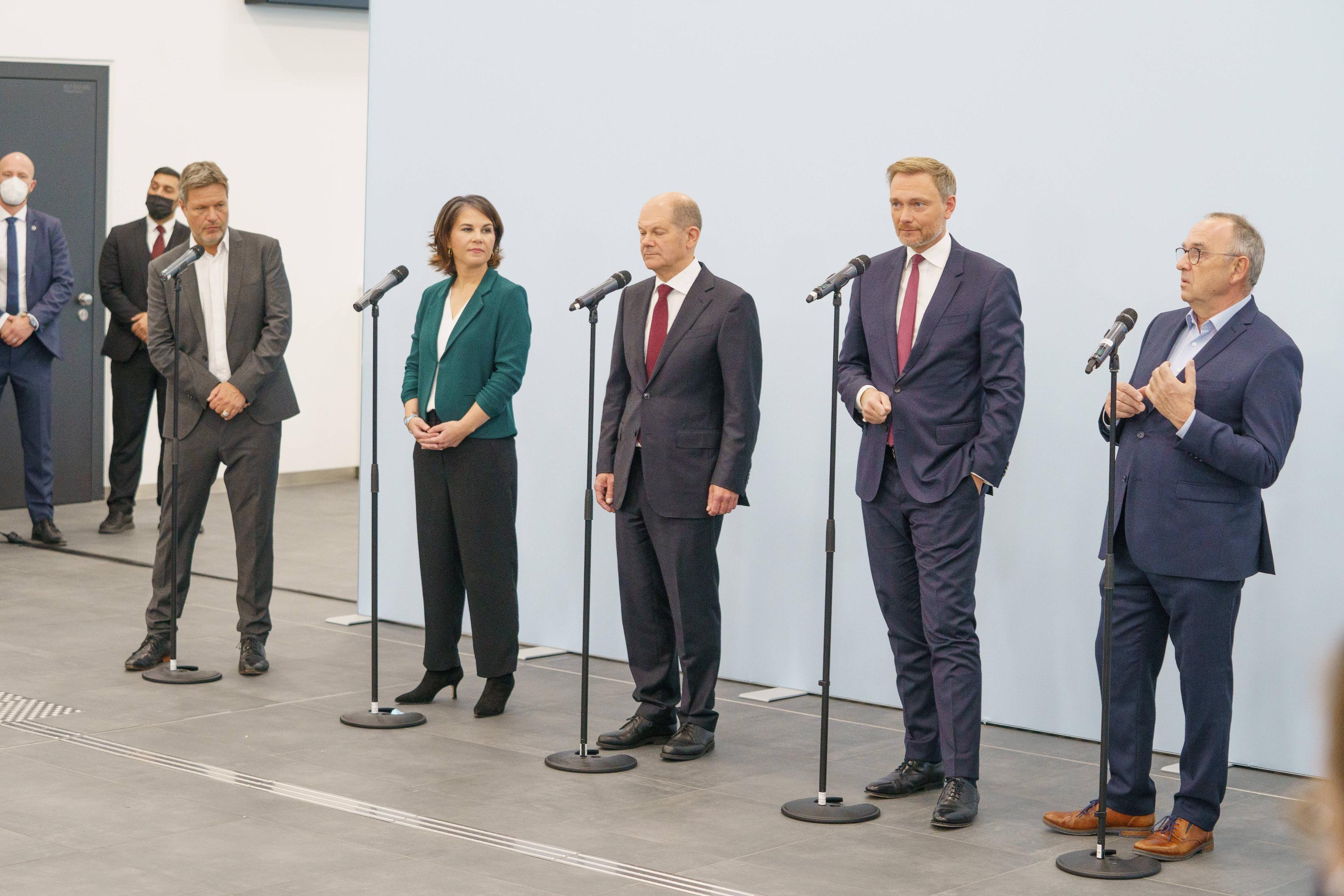 SPD, BÜNDNIS 90/DIE GRÜNEN und FDP verkünden im hub27 auf dem Messegelände Berlin die Aufnahme von Koalitionsverhandlun