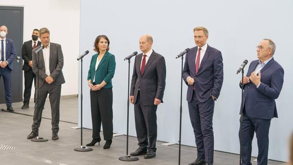 SPD, BÜNDNIS 90/DIE GRÜNEN und FDP verkünden im hub27 auf dem Messegelände Berlin die Aufnahme von Koalitionsverhandlun