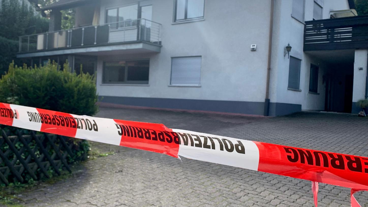 Im Haus der verstorbenen 47-Jährigen fand die Polizei den 83 Jahre alten Vater der Frau tot auf.