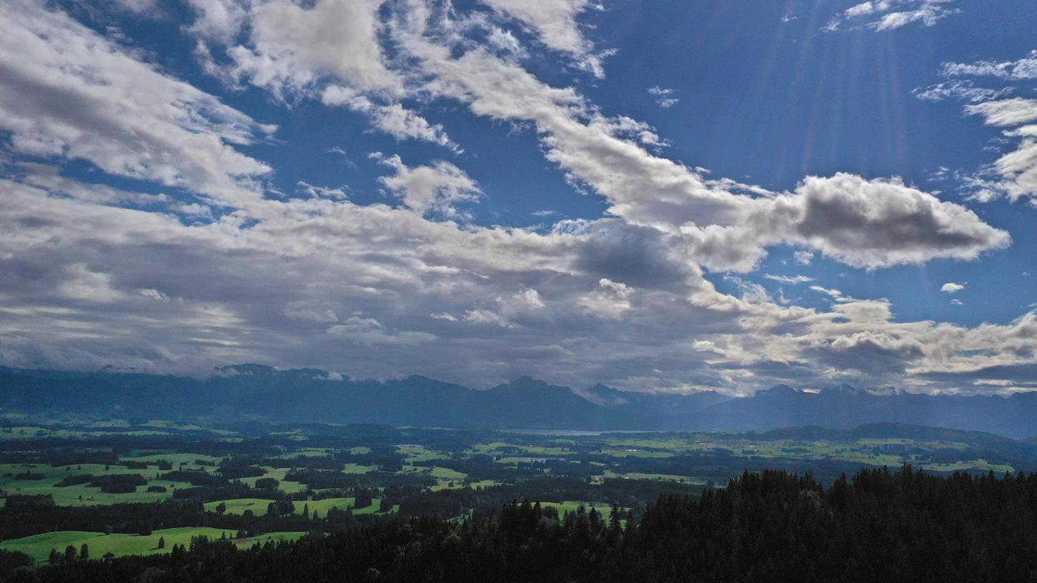 Das Wochenende präsentiert uns einen Mix aus Sonne und Wolken bei milden Temperaturen.
Das Wochenende präsentiert uns einen Mix aus Sonne und Wolken bei milden Temperaturen.