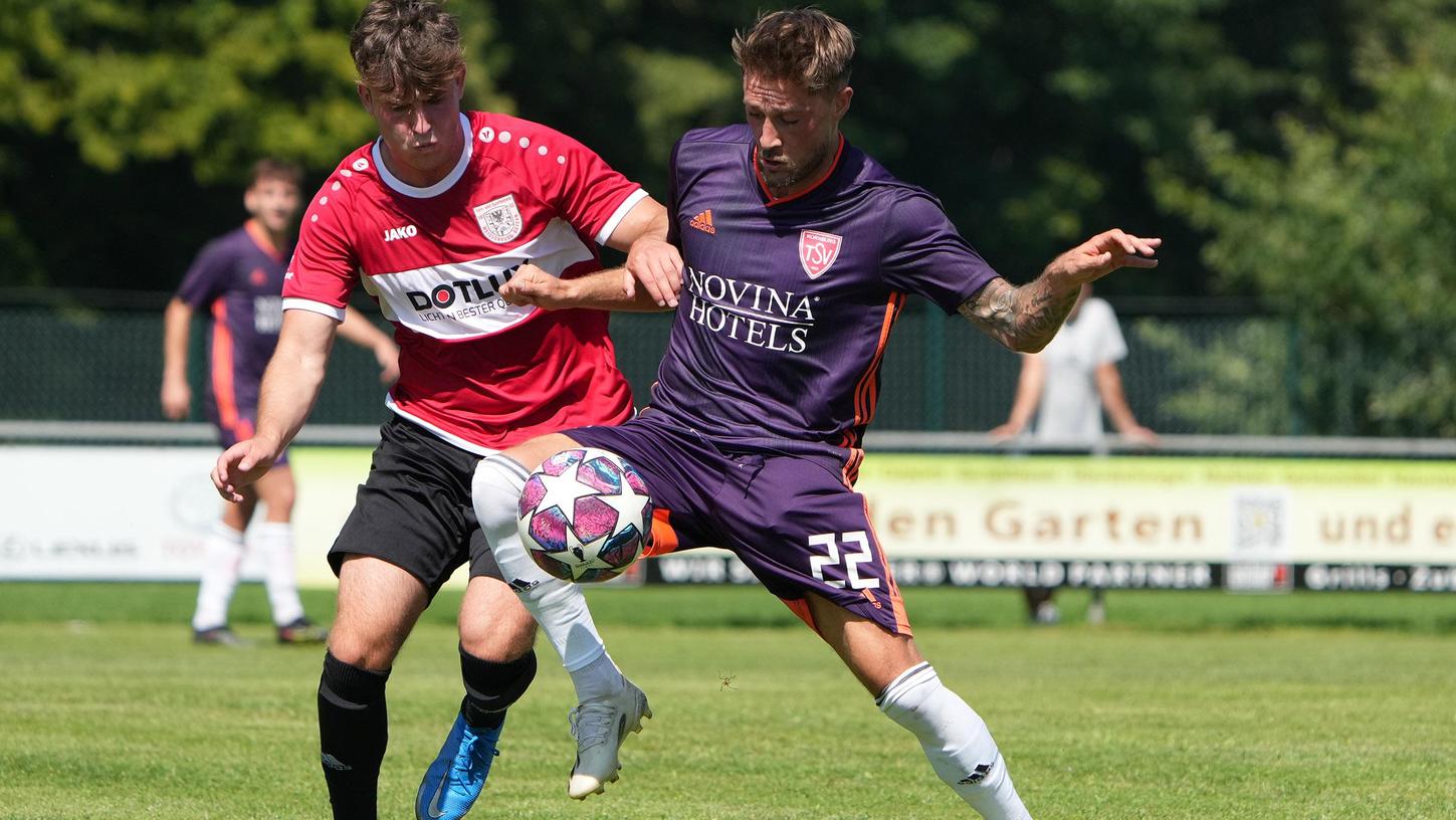 Umkämpftes Hinspiel: Der TSV 1860 Weißenburg (links Tom Vierke) unterlag im August knapp mit 1:2 beim TSV Kornburg (rechts Danilo Dittrich, der unter anderem bereits für die SpVgg Unterhaching gespielt hat und dort 40 Drittliga-Einsätze hatte).  