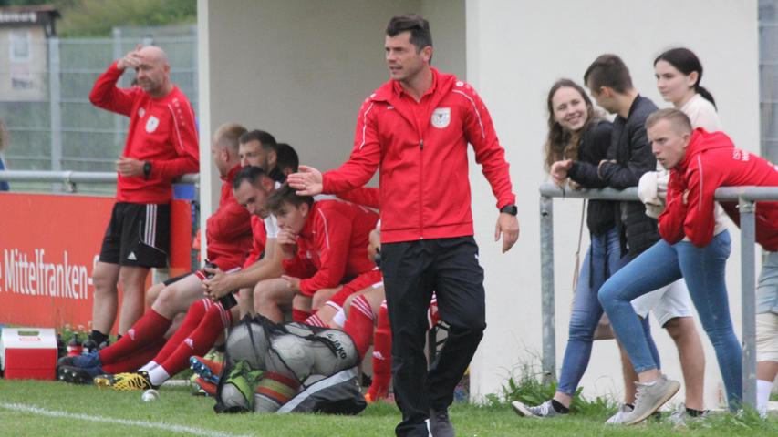 Zwei engagierte Trainer: Markus Vierke (Mitte) vom TSV 1860 Weißenburg  . . .
