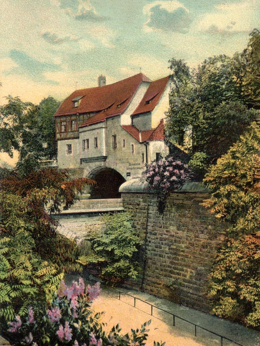 Was aussieht wie ein Kitsch-Exzess, war um 1905 durchaus nahe an der Realität. Die malerische Architektur des Ludwigstorzwingers war damals noch von üppiger Natur umrankt.  