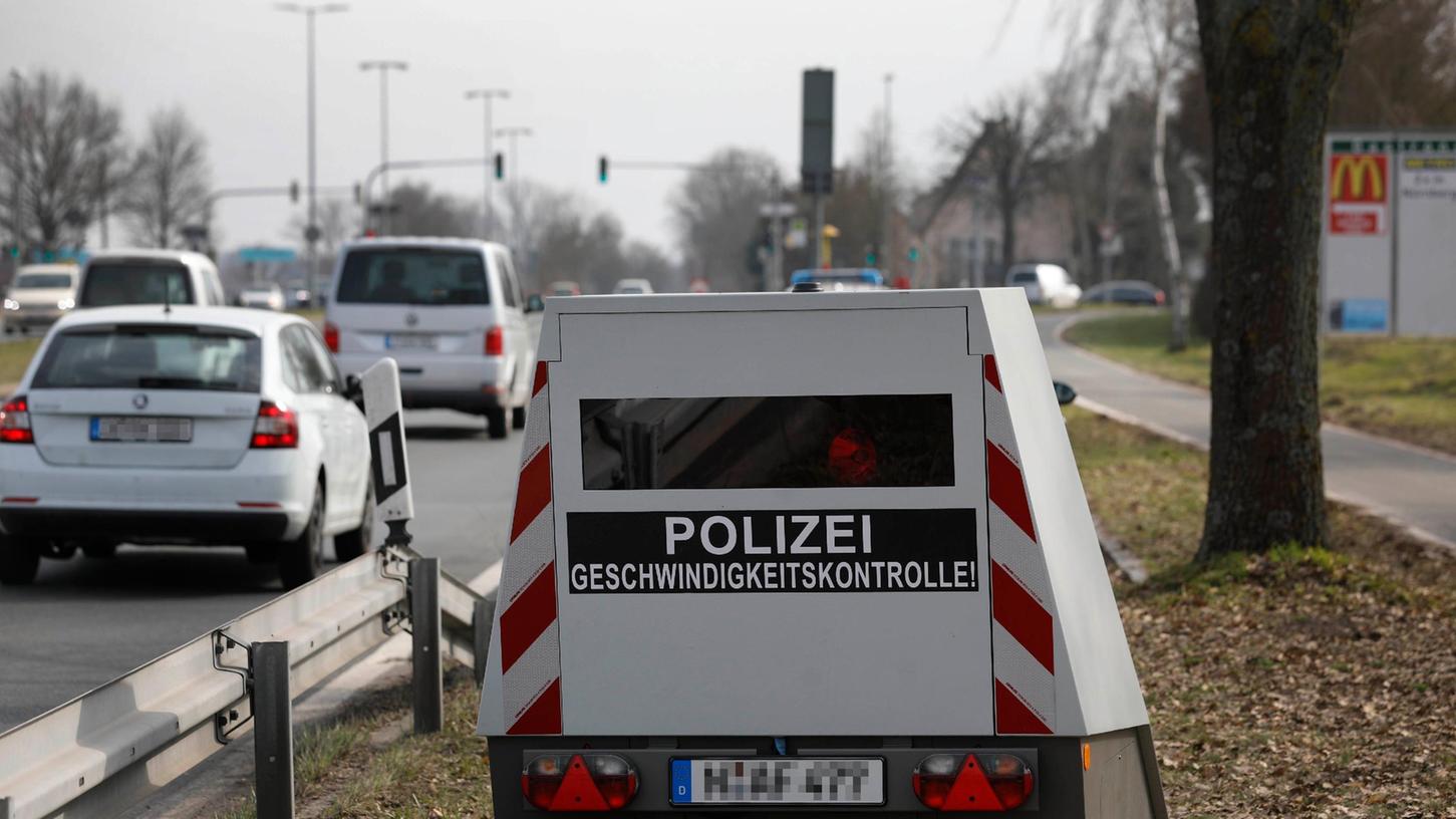 Der „Enforcement Trailer“ zur Geschwindigkeitskontrolle kam im Frühjahr zum ersten Mal in Forchheim zum Einsatz. Er wird an Unfallschwerpunkten aufgestellt.  