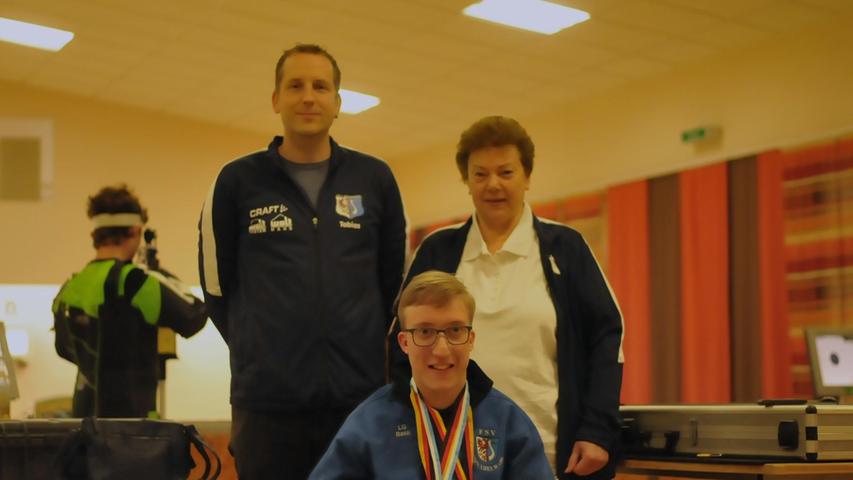 Ein erfolgreiches Team: Sportschütze Sebastian Schmidt mit Oma Irene Gubitz und Trainer Tobias Inzelsberger in der Schnabelwaider Schießanlage.  