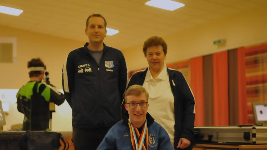 Ein erfolgreiches Team: Sportschütze Sebastian Schmidt mit Oma Irene Gubitz und Trainer Tobias Inzelsberger in der Schnabelwaider Schießanlage. Ein erfolgreiches Team: Sportschütze Sebastian Schmidt mit Oma Irene Gubitz und Trainer Tobias Inzelsberger in der Schnabelwaider Schießanlage.