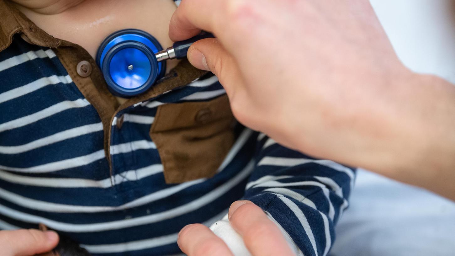 Typische Symptome einer Ganzkörperentzündung bei Kindern sind Fieber, Hautausschläge und starke Bauchschmerzen, die an eine Blinddarmentzündung erinnern.