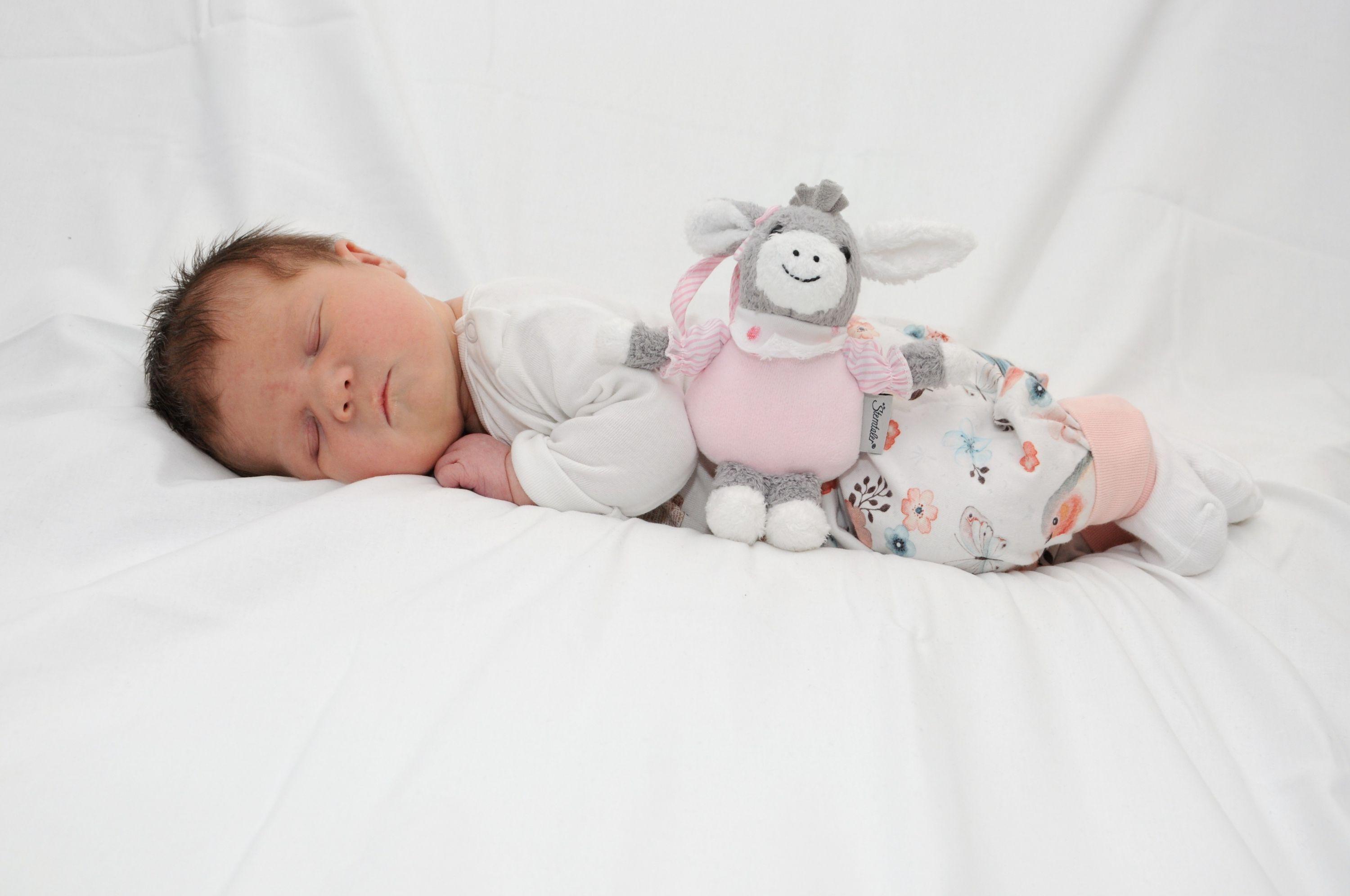 Die kleine Thea kam am 12. Oktober im Nürnberger Klinikum Süd zur Welt. Bei einer Größe von 52 Zentimetern brachte sie 3960 Gramm auf die Waage. 