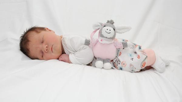 Die kleine Thea kam am 12. Oktober im Nürnberger Klinikum Süd zur Welt. Bei einer Größe von 52 Zentimetern brachte sie 3960 Gramm auf die Waage.