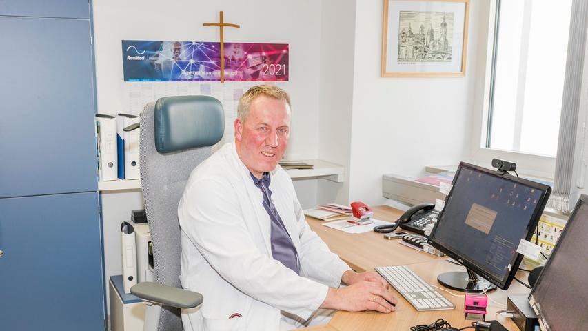 Klinikleiter Martin Grauer an seinem Schreibtisch.