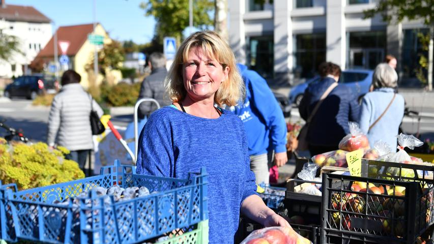 23. Obstbörse lockt Kunden in Scharen vor Landratsamt Neumarkt