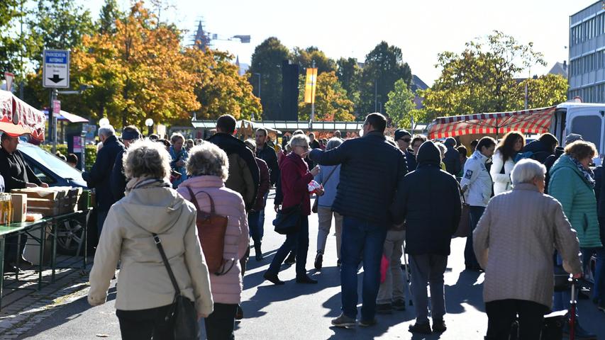 Bei herrlichem Herbstwetter strömten die Besucher vor das Landratsamt in der Nürnberger Straße.