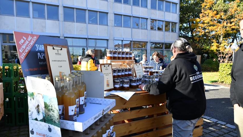 Ebenfalls gekommen: "Der Regionale", der Lokalmarkt mit Gutem direkt vom Erzeuger, ansonsten zuhause in der Sachsenstraße in Neumarkt.