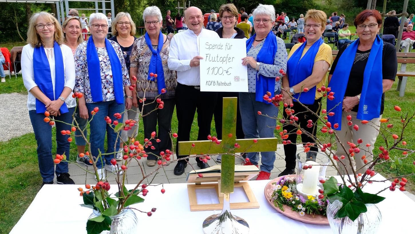 Der katholische Frauenbund Raitenbuch übergab beim Jura-Ökumenegottesdienst an der Hirschspringquelle bei Nennslingen 1100 Euro für die Flutopferhilfeaktion der evangelischen Kirchengemeinden Oberhochstatt und Burgsalach. Pfarrer Reinhold Friedrich freute sich sehr über die Unterstützung.
Der katholische Frauenbund Raitenbuch übergab beim Jura-Ökumenegottesdienst an der Hirschspringquelle bei Nennslingen 1100 Euro für die Flutopferhilfeaktion der evangelischen Kirchengemeinden Oberhochstatt und Burgsalach. Pfarrer Reinhold Friedrich freute sich sehr über die Unterstützung.