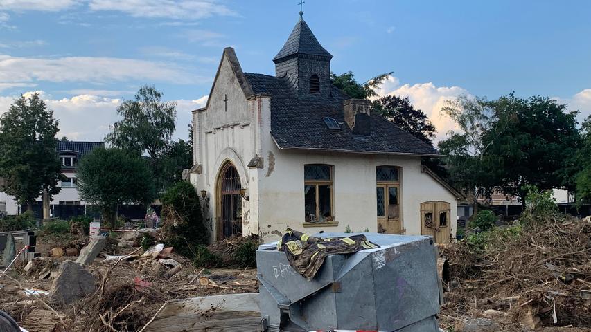 Die Flut hat im Ahrtal unglaubliche Zerstörungen hinterlassen. Auch der Friedhof in Bad Neuenahr ist nicht mehr nutzbar. Die Toten wurden und werden in Friedhöfen umliegender Orte beigesetzt.
Die Flut hat im Ahrtal unglaubliche Zerstörungen hinterlassen. Auch der Friedhof in Bad Neuenahr ist nicht mehr nutzbar. Die Toten wurden und werden in Friedhöfen umliegender Orte beigesetzt.