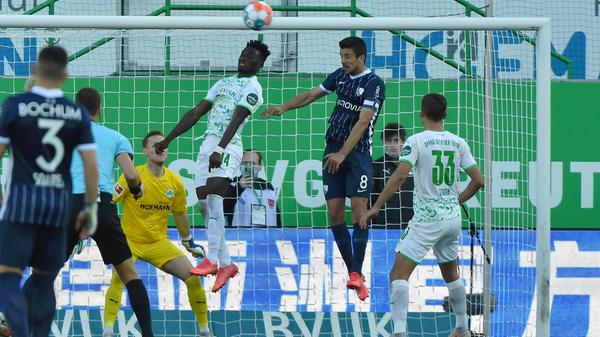 Später Schockmoment für das Kleeblatt: In der 80. Minute verwandelt Anthony Losilla per Kopf einen Freistoß von Ex-FCN-Profi Eduard Löwen. Die Kugel senkt sich in die lange Ecke. 0:1 für den VfL – Rückstand für Fürth.