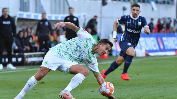 Mit einem 0:0-Remis geht es in die Kabine zum Pausentee. Auch nach 45 Minuten ist, ausgenommen einer Gelben Karte gegen Paul Seguin in der 30. Minute, nicht viel passiert. Geht da noch etwas im zweiten Durchgang?