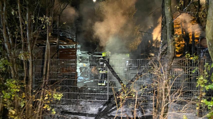 Am Samstagabend (16.10.2021) kam es zum Brand mehrerer GartenhÃ¤user in Erlangen. Bei dem Feuer in der Odenwaldallee brannten nach aktuellen Erkenntnissen mehrere GartenhÃ¼tten vollstÃ¤ndig aus. Zudem wurden Holzkonstruktionen auf dem Areal der 