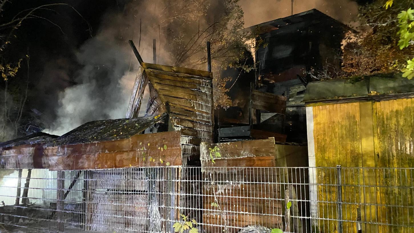 Am Samstagabend rückte die Erlanger Feuerwehr zu einem Einsatz in der Odenwaldallee aus.