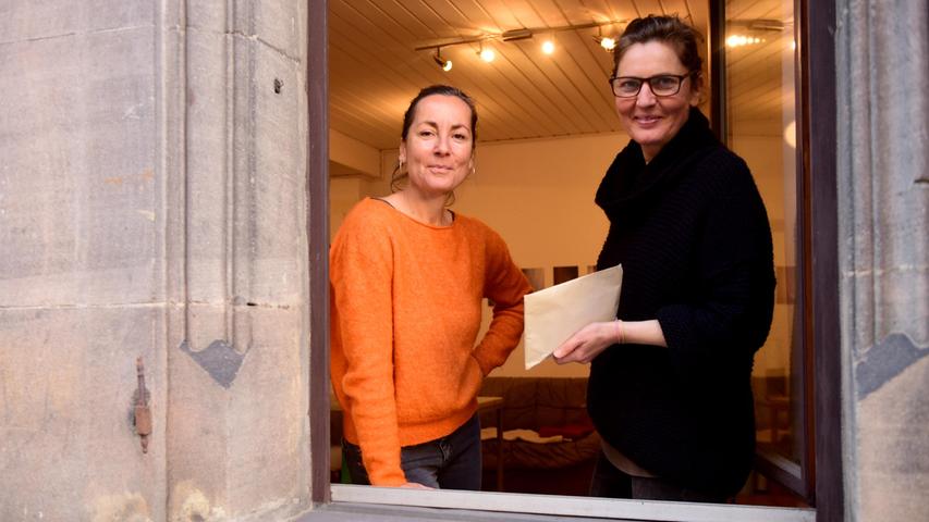 Andrea Sohler (rechts) lud sich Ursula Kreutz in ihrer Atelier in der Theaterstraße ein.