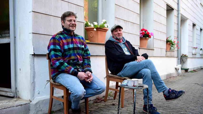 Künstlergespräch: Paul Teutsch und Endrass im Hinterhof Mathildenstraße 20.