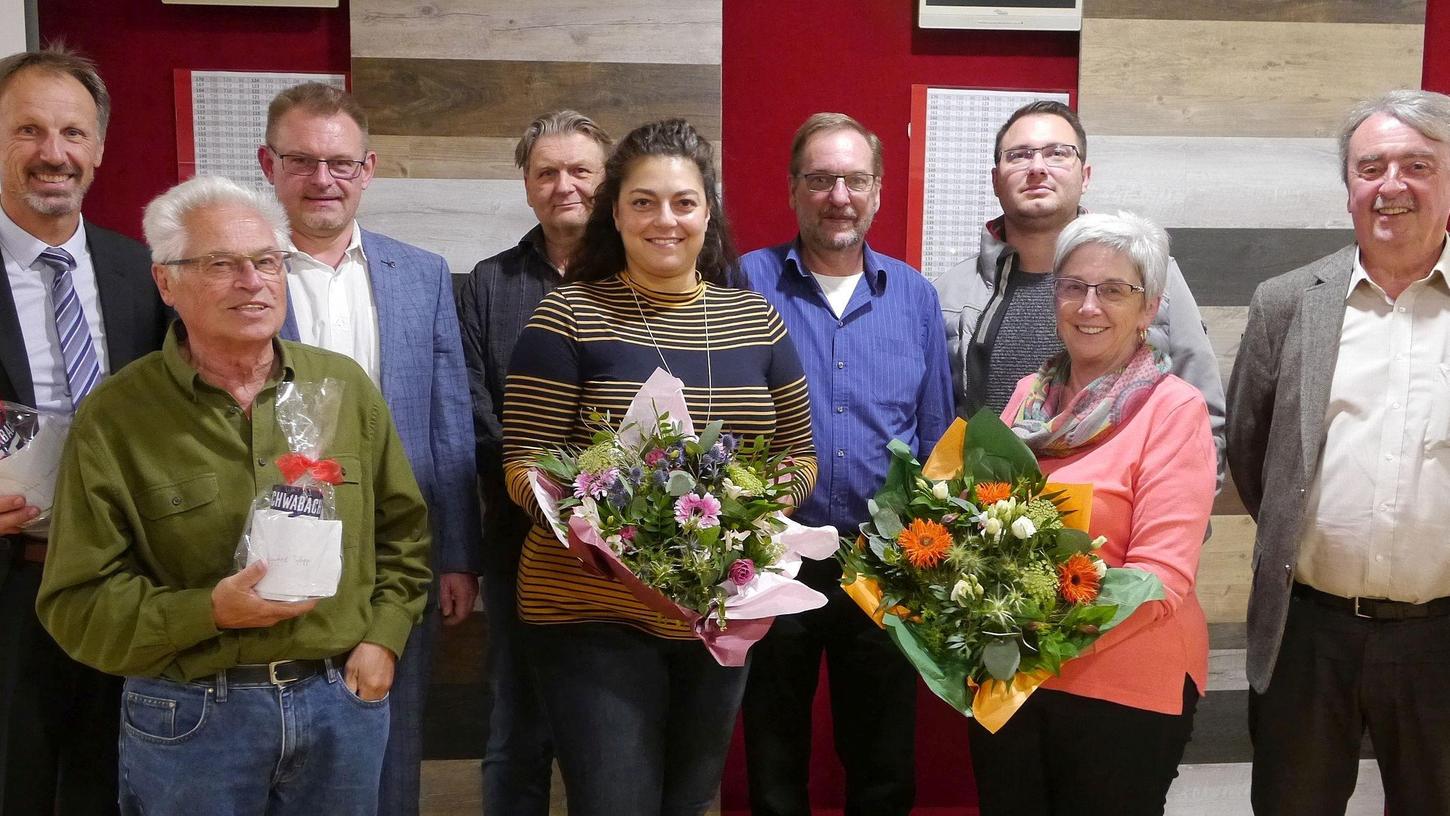 Zwei Abschiede und aufgefüllte Vorstandsreihen. Von links der scheidende 2. Kassier und Controller Achim Buchwald, der langjährige Platzwart Manfred Pylipp, Vorsitzender Helmut Räthe, der neue 2. Kassier und Controller Robert Borngässer, Schriftführerin Sabine Wehrer, der neue Mit-Vorsitzende Karl-Heinz Appel, Vorsitzender Matthias Wenger, 1. Kassiererin Sieglinde Kiefhaber und Vorsitzender Reinhard Hader.  