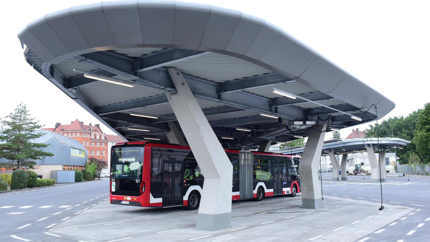 Futuristisch: Der neue Ladehafen für E-Busse in Nürnberg.
