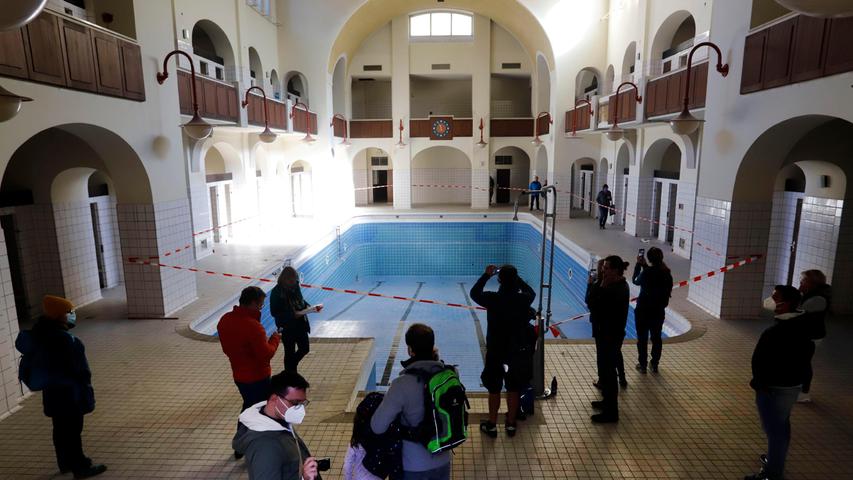 Besucher mit Karten für die Sonderführungen konnten die großen Schwimmbecken fotografieren.
Besucher mit Karten für die Sonderführungen konnten die großen Schwimmbecken fotografieren.