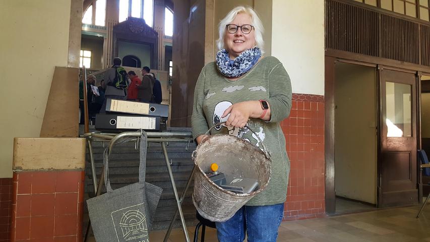 Rita Werner erwarb neben dem Blecheimer auch Aktenordner und das Gestell eines Wäschewagens.
Rita Werner erwarb neben dem Blecheimer auch Aktenordner und das Gestell eines Wäschewagens.