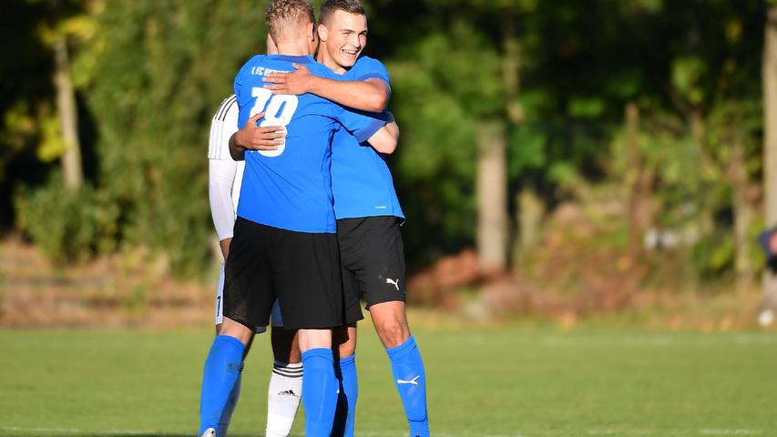 Jubel und Erleichterung nach dem Schlusspfiff bei Ian Heller (links) und seinen Teamkollegen vom FC Herzogenaurach: Die Pumas haben ein turbulentes Spitzenspiel gewonnen.
Jubel und Erleichterung nach dem Schlusspfiff bei Ian Heller (links) und seinen Teamkollegen vom FC Herzogenaurach: Die Pumas haben ein turbulentes Spitzenspiel gewonnen.