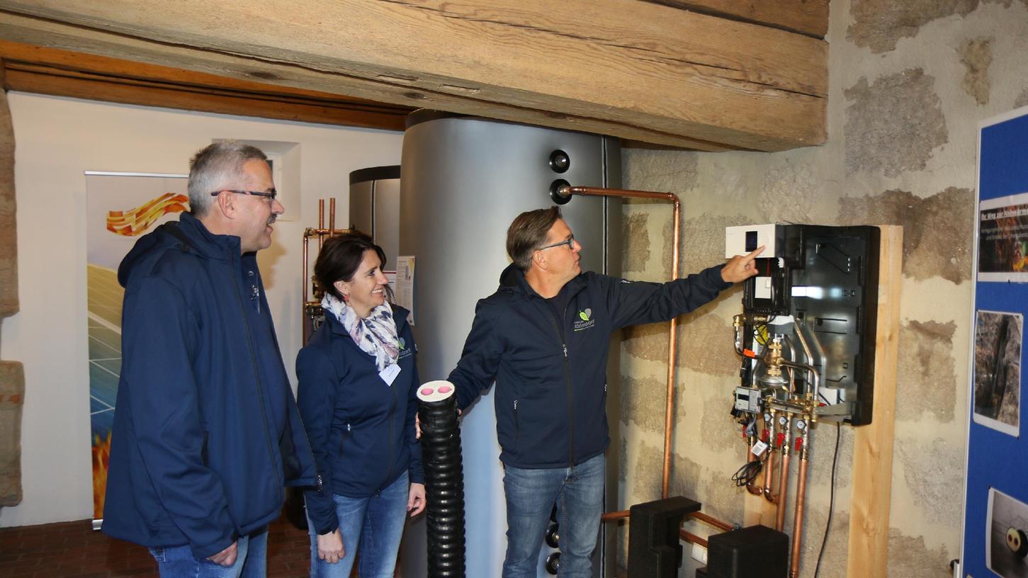 Am Tag der Klimaoffensive besichtigten Wolfgang Mößlein, Tanja Großkopf und Adelsdorfs Bürgermeister Karsten Fischkal (v.l.) den neuen Showroom.
Am Tag der Klimaoffensive besichtigten Wolfgang Mößlein, Tanja Großkopf und Adelsdorfs Bürgermeister Karsten Fischkal (v.l.) den neuen Showroom.
