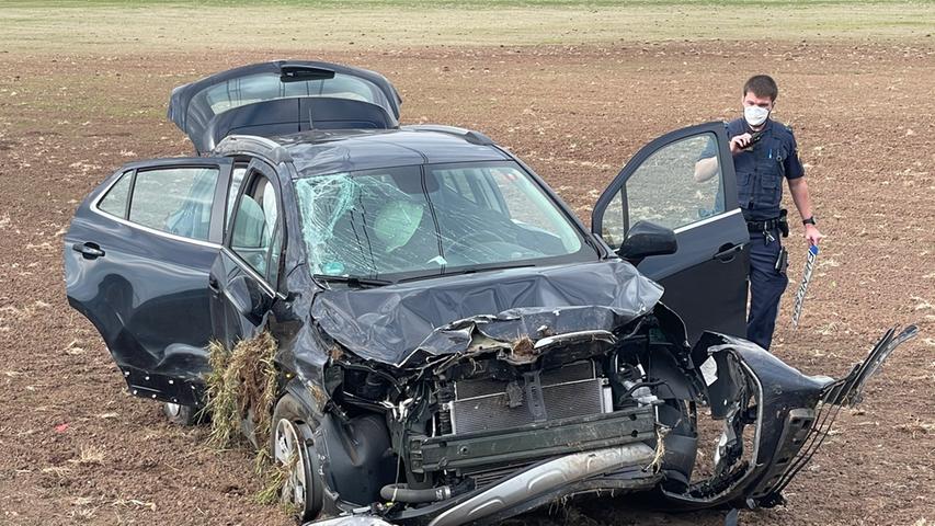 Gegen 14 Uhr kam die Fahrerin eines Opel Mokka auf der Verbindungsstraße zwischen Oberndorf und Kreben in einer Linkskurve von der Straße ab.