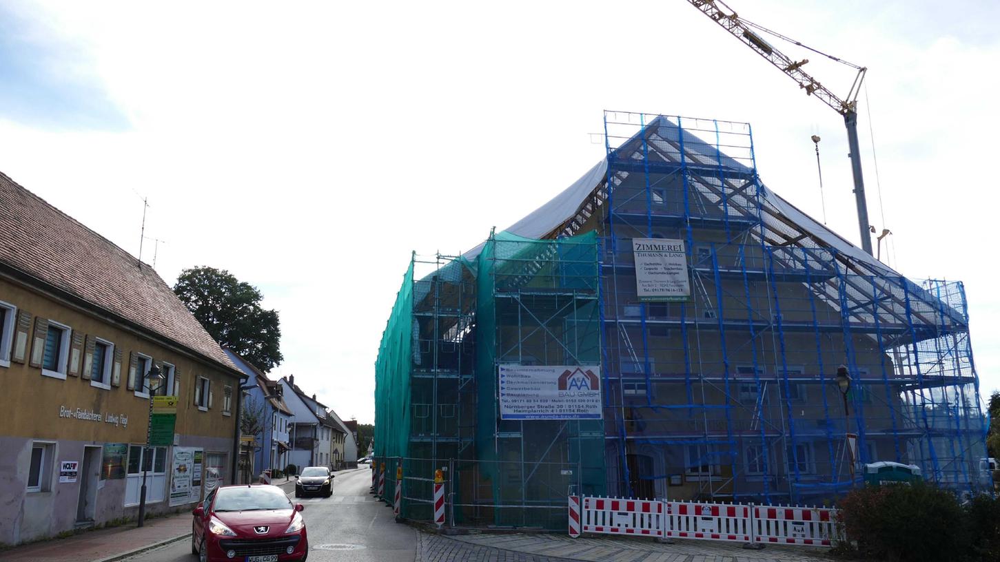 Das denkmalgeschützte ehemalige Gasthaus zum Hirschen in Pleinfeld wird saniert. Wegen Verstößen gegen den Denkmalschutz ruht die Baustelle seit geraumer Zeit und verärgert vor allem die Autofahrer, die an der Engstelle warten müssen. Das denkmalgeschützte ehemalige Gasthaus zum Hirschen in Pleinfeld wird saniert. Wegen Verstößen gegen den Denkmalschutz ruht die Baustelle seit geraumer Zeit und verärgert vor allem die Autofahrer, die an der Engstelle warten müssen.